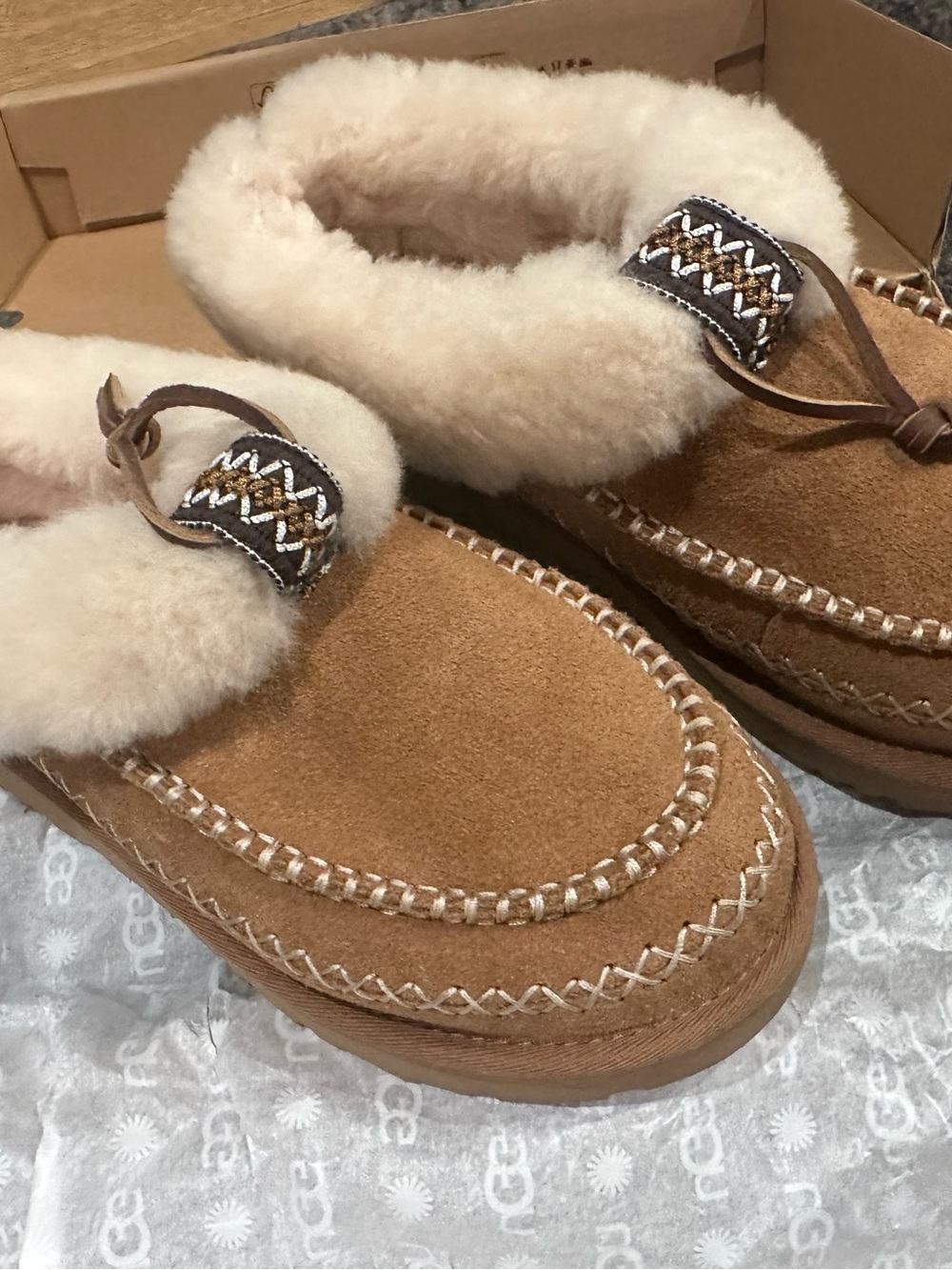 BNIB UGG Shearling Moccasin Slippers in Chestnut / Tasmania Alpine